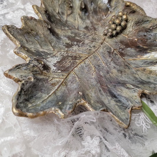 Rustic Leaf Tray Artisanal Décor
